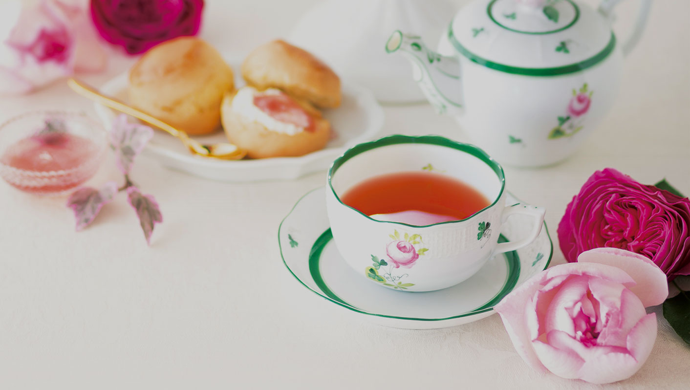 バラとティーカップの画像